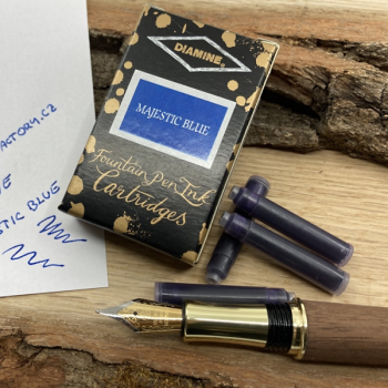 Inkoustové bombičky Diamine Majestic Blue 18ks - Inkoustové bombičky k plnicím perům Wood Factory Skladem, expedice 1-2 dny.
