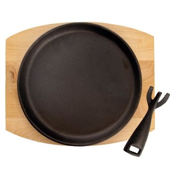 Servírovacia panvica s doskou d22 liatina - Liatinová panvica s podnosom a možnosťou rytiny vlastného zadania. Skladom, expedícia vr. gravírovanie do 48h.